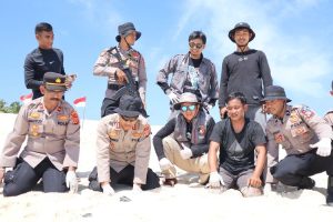 Lestarikan Penyu, Kapolres Simeulue Melepas Tukik di Pulau Salaut