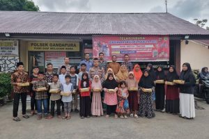 Kapolsek Gandapura Santuni Dan Berbagi Takzil Untuk Anak Yatim Piatu