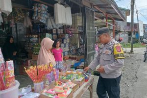 Menjaga Keamanan, Bhabinkamtibmas Simeulue Timur Beri Himbauan Kepada Penjual Petasan?