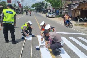 Sahuti Permintaan Masyarakat, Satlantas Polres Aceh Utara Cat Marka Jalan
