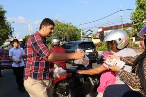 Personel Ditreskrimsus Polda Aceh Bagikan 250 Paket Takjil untuk Masyarakat