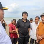 Gubernur Aceh, Muzakir Manaf (Mualem), meninjau langsung kawasan permukiman warga yang mengalami abrasi parah di Gampong Lhok Puuk, Kecamatan Seunuddon, Aceh Utara, Ahad, 16 November 2025.