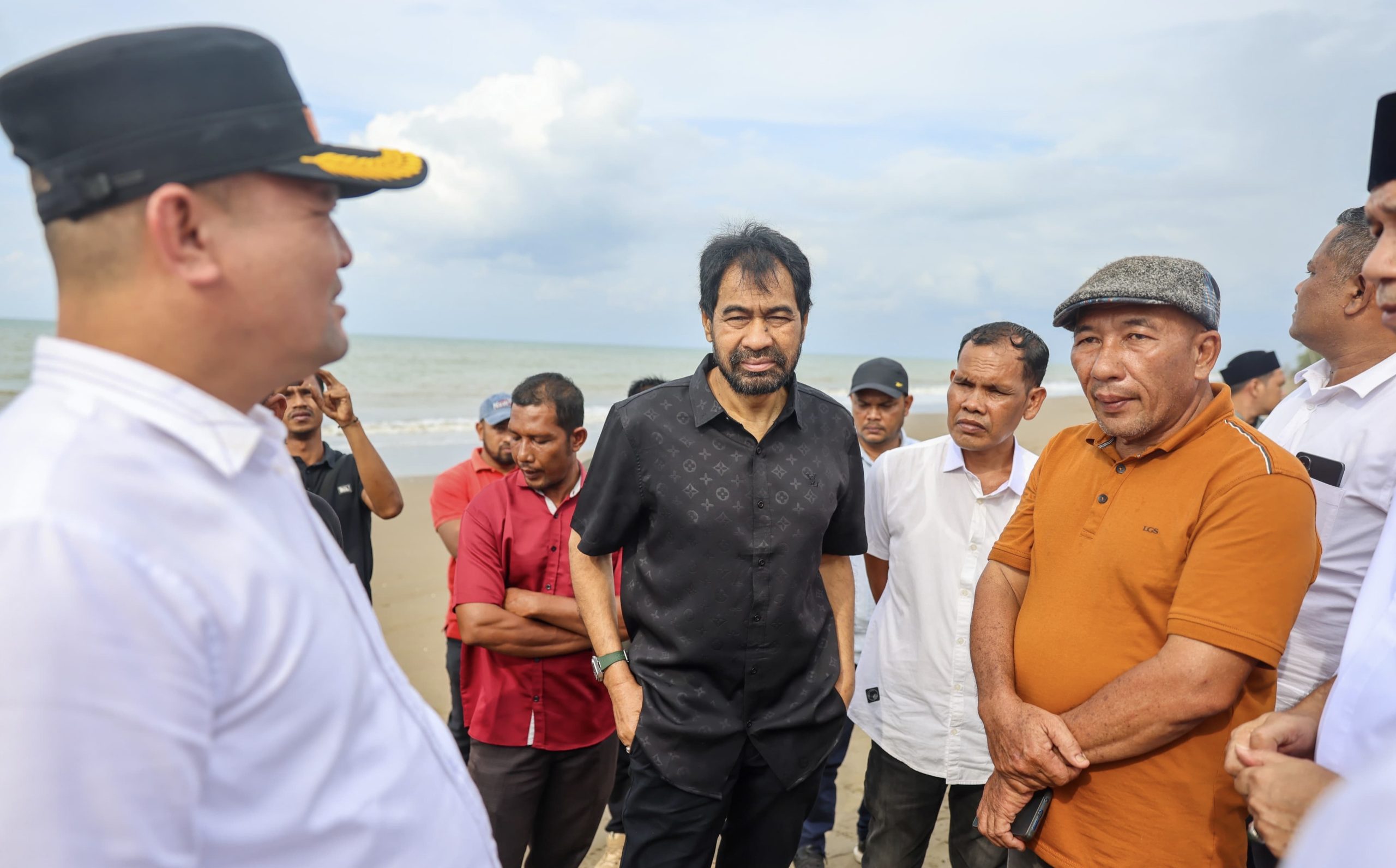 Gubernur Aceh, Muzakir Manaf (Mualem), meninjau langsung kawasan permukiman warga yang mengalami abrasi parah di Gampong Lhok Puuk, Kecamatan Seunuddon, Aceh Utara, Ahad, 16 November 2025.