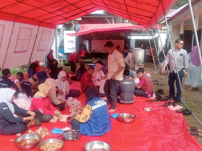 Pemerintah Aceh melalui Pos Komando Tanggap Darurat Bencana Hidrometeorologi terus memperluas bantuan kemanusiaan di seluruh wilayah terdampak banjir. Kepala Pos Komando Tanggap Darurat Bencana Hidrometeorologi Aceh, M. Nasir SIP MPA menyampaikan, rekap sementara posko dan dapur umum telah berdiri di berbagai titik yang tersebar di beberapa kabupaten/kota, berdasarkan data yang masuk pada Senin dinihari 1 Desember 2025.
