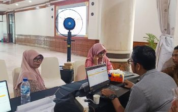 Pemerintah Aceh melalui Pos Komando Tanggap Darurat Bencana Hidrometeorologi membuka layanan pengaduan bagi warga yang kehilangan kontak dengan keluarga di daerah terdampak bencana. Layanan ini telah beroperasi sejak Minggu, 30 November 2025 dan berpusat di Media Center Posko Tanggap Darurat yang berlokasi di lobi Kantor Gubernur Aceh.