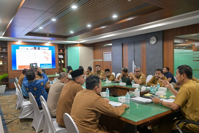 emerintah Aceh meminta dukungan cepat dari pemerintah pusat untuk mempercepat penanganan darurat bencana yang masih melanda sejumlah wilayah di Aceh. Permintaan itu disampaikan Sekretaris Daerah Aceh, M Nasir, dalam rapat virtual bersama Kemenko PMK, Kemensos, Kemendagri, Kementerian PUPR, serta pemerintah daerah Sumut dan Sumbar, Senin (1/12/2025).