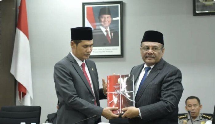 Sekretaris Daerah Aceh M.Nasir mewakili Gubernur Aceh, menyampaikan Nota Keuangan beserta Rancangan Qanun Aceh tentang Perubahan Anggaran Pendapatan dan Belanja Aceh (APBA) Tahun Anggaran 2025 dalam Rapat Paripurna Dewan Perwakilan Rakyat Aceh (DPRA), Jumat malam (26/9).