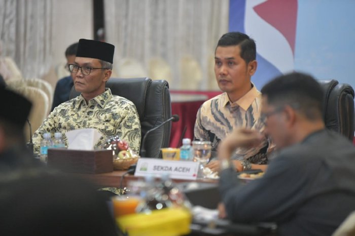Sekretaris Daerah (Sekda) Aceh, M. Nasir, dan Forbes DPR/DPD RI gelar pembahasan perubahan Undang-Undang Republik Indonesia Nomor 11 Tahun 2006 tentang Pemerintahan Aceh (UUPA) dan Dana Otonomi Khusus (Otsus), di Restoran Meuligoe Gubernur Aceh, Senin malam (20/10/2025).