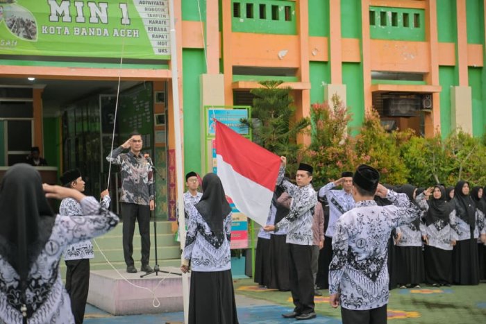 Sekretaris Daerah Aceh, M. Nasir, memimpin Apel Peringatan Hari Guru Nasional 2025 di MIN 1 Kota Banda Aceh, Selasa pagi, 25 November 2025;. Dalam amanatnya, Sekda menyampaikan penghargaan mendalam kepada seluruh guru di Aceh atas dedikasi mereka dalam membentuk karakter dan masa depan generasi muda.