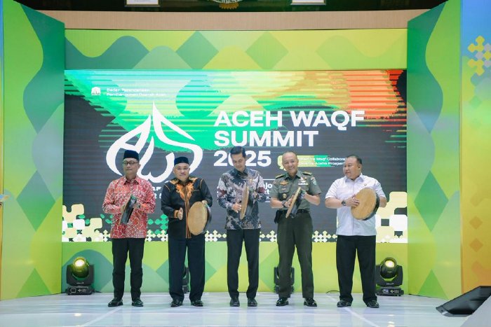 Pemerintah Aceh resmi membuka Aceh Waqaf Summit 2025 yang digelar di Anjong Mon Mata, Komplek Meuligoe Gubernur Aceh, pada Selasa (25/11/2025). Forum strategis yang mengangkat tema “Kolaborasi Efektif Wakaf Menuju Kemakmuran Aceh” itu dibuka langsung oleh Sekretaris Daerah Aceh, M. Nasir.