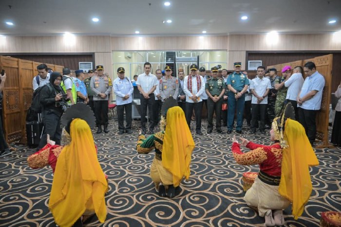 Sekretaris Daerah Aceh M. Nasir didampingi Pangdam Iskandar Muda, Kapolda Aceh serta Komandan Komando Daerah Angkatan Laut I Belawan menjemput kedatangan Menkopolhukam kedatangan Menko Polhukam di Bandara Internasional Sultan Iskandar Muda Aceh Besar, Rabu 26/11/2025.