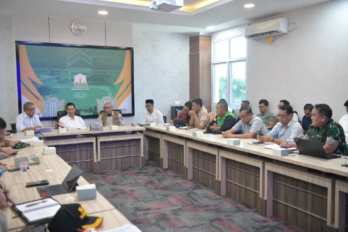 Pemerintah Aceh menggelar rapat darurat penanganan bencana banjir dan longsor yang melanda sejumlah kabupaten/kota di Aceh, di Kantor Gubernur Aceh, Jumat (28/11/2025). Rapat dipimpin Sekda Aceh, M. Nasir, dan dihadiri unsur TNI, Polri, Basarnas, BNPB, dan BPBA.