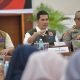 Sekda Aceh M Nasir SIP MPA menyampaikan bahwa percepatan evakuasi warga terdampak menjadi prioritas. Di Kabupaten Pidie, seluruh warga telah dievakuasi, sementara di Pidie Jaya sekitar 95 persen proses evakuasi telah selesai. Basarnas, TNI-Polri, dan relawan juga dikerahkan ke Aceh Utara untuk mempercepat evakuasi serta membuka jalur baru. Di Aceh Timur, Langsa, dan Aceh Tamiang, operasi evakuasi dan penyaluran bantuan dilakukan paralel. Sementara untuk wilayah Bener Meriah dan Aceh Tengah yang masih terisolasi akibat longsor, distribusi logistik dilakukan melalui jalur udara. “Tim Basarnas akan menyertai setiap penerbangan pengangkut logistik. Harapannya dalam dua hari semua titik yang terisolasi dapat dijangkau,” kata Nasir. Ia menambahkan bahwa setelah Bener Meriah terbuka, akses ke Aceh Tengah akan ikut terbantu.[]
