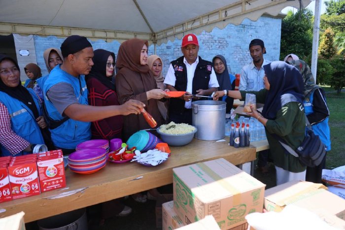 Pemerintah Pusat Segera akan menyalurkan bantuan mendesak seperti kebutuhan sandang dan pangan ke posko-posko pengungsian korban banjir di seluruh Aceh. Hal tersebut disampaikan oleh Ketua TP PKK Aceh Marlina Muzakir, usai mendampingi kunjungan Menteri Dalam Negeri RI Muhammad Titi Karnavian, ke sejumlah lokasi di Kota Lhokseumawe, Minggu (30/11/2025).