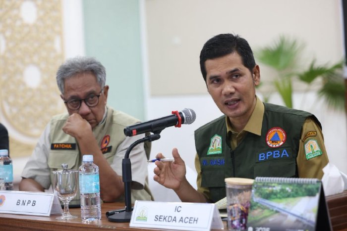 Sekretaris Daerah Aceh, M. Nasir memimpin rapat evaluasi harian penanganan bencana hidrometeorologi Aceh Tahun 2025 di Pos Komando Tanggap Darurat, Senin 1 Desember 2025. Dalam rapat tersebut, Sekda memaparkan perkembangan kondisi terkini wilayah terdampak, sekaligus menekankan pentingnya pembukaan jalur laut dan udara sebagai salah satu kunci percepatan distribusi logistik dan evakuasi warga.