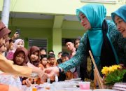 Ketua TP PKK Aceh Marlina Muzakir, selaku Ketua Forum Peningkatan Konsumsi Ikan (Forikan) Aceh, berkunjung ke Madrasah Ibtidaiyah Negeri 6 MIN Model Banda Aceh untuk mengkampanyekan Gerakan Memasyarakatkan Makan Ikan (Gemarikan), Sabtu (18/4/2026).