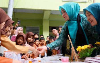 Ketua TP PKK Aceh Marlina Muzakir, selaku Ketua Forum Peningkatan Konsumsi Ikan (Forikan) Aceh, berkunjung ke Madrasah Ibtidaiyah Negeri 6 MIN Model Banda Aceh untuk mengkampanyekan Gerakan Memasyarakatkan Makan Ikan (Gemarikan), Sabtu (18/4/2026).