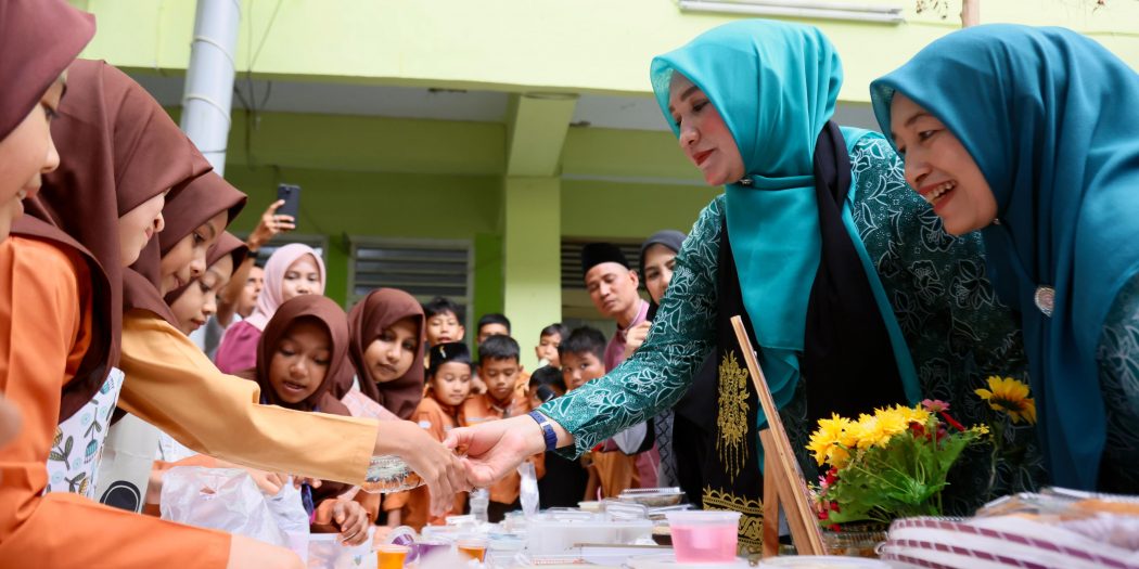 Ketua TP PKK Aceh Marlina Muzakir, selaku Ketua Forum Peningkatan Konsumsi Ikan (Forikan) Aceh, berkunjung ke Madrasah Ibtidaiyah Negeri 6 MIN Model Banda Aceh untuk mengkampanyekan Gerakan Memasyarakatkan Makan Ikan (Gemarikan), Sabtu (18/4/2026).