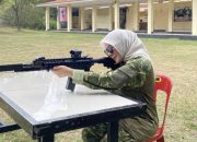 Bunda Salma Mualem Jajal Latihan Menembak di Brimob Polda Aceh