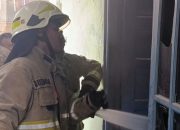 Kompor Gas Diduga Meledak, Rumah di Koja Terbakar dan Lansia Dilarikan ke RSUD